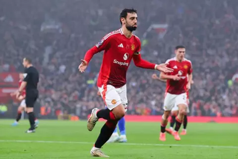 مانشستر يونايتد يحدد بديل برونو فيرنانديز تحسبًا لرحيله إلى الهلال